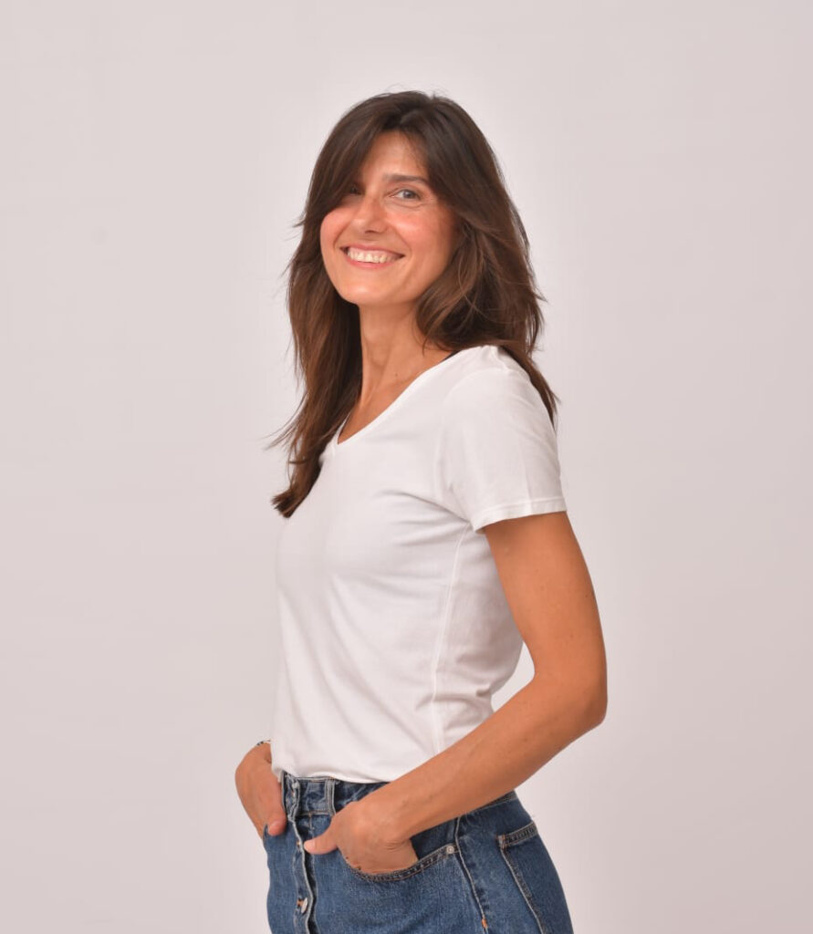 avi diseñadora de interiores y profesora de yoga y meditacion