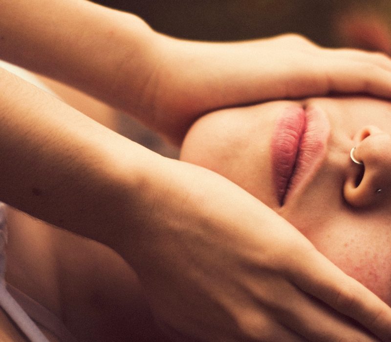 chica con manos en el rostro